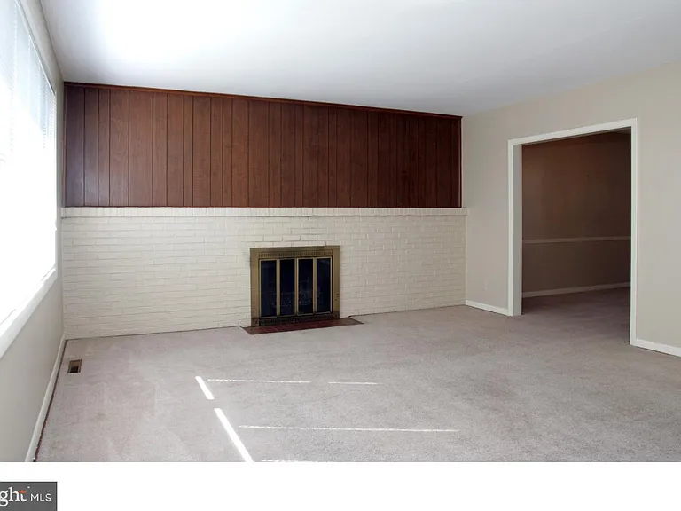 17 Wayne Dr — Photo 2