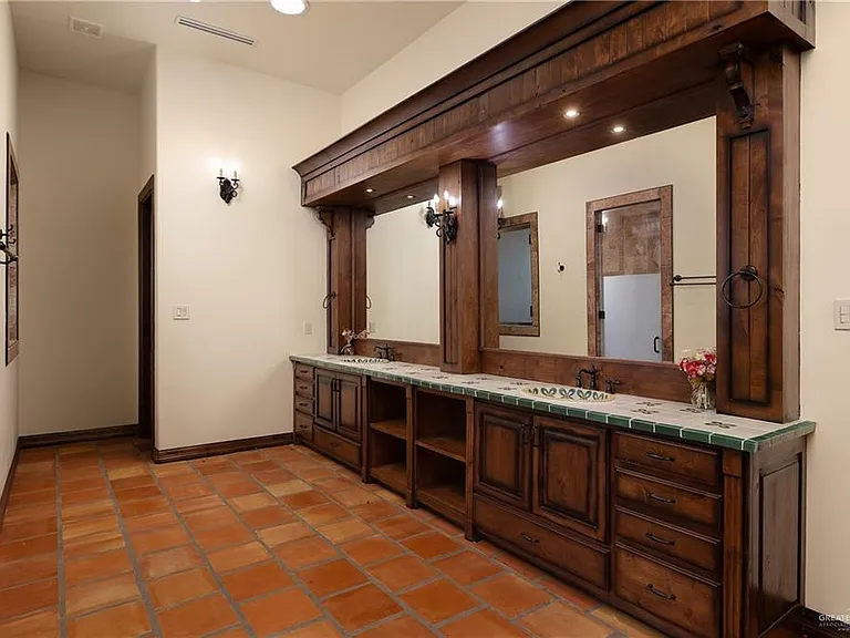 2304 Antigua Dr — Photo 30