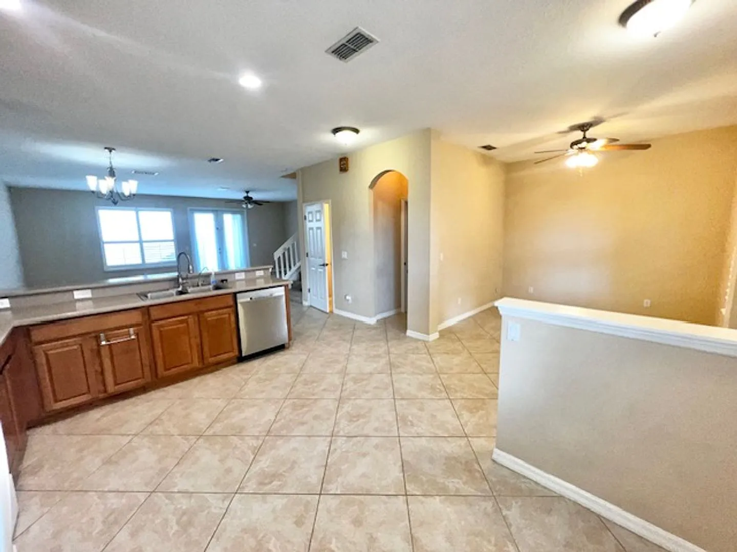 Included In Rent-Water & Electricity! Move In Now! Fantastic 3x2.5 With 2 Car Garage!! — Photo 3