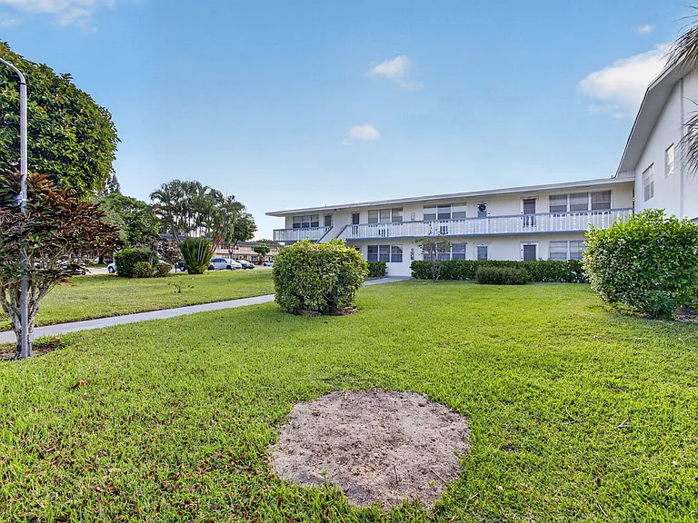 157 Camden Dr E #G — Photo 25
