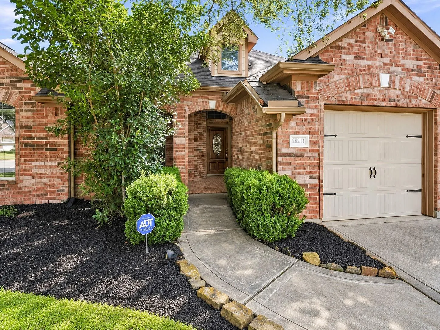 4 bed, 3.0 bath, 2631 sqft, $2,650 — Photo 2