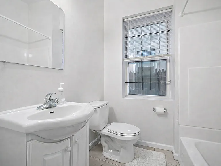 1521 Fontain St — Photo 9