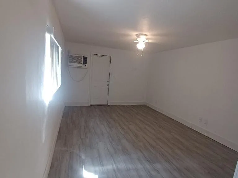24 SW 13th St #1-5 — Photo 5