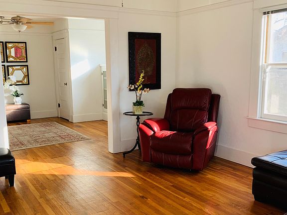 3rd image of 1394 N Del Mar Ave