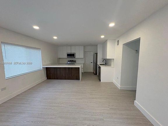 5th image of 6104 SW 33rd St