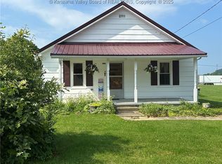 386 Maple St, Mason, WV 25260