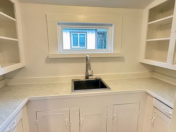 4th image of 918 Summit St