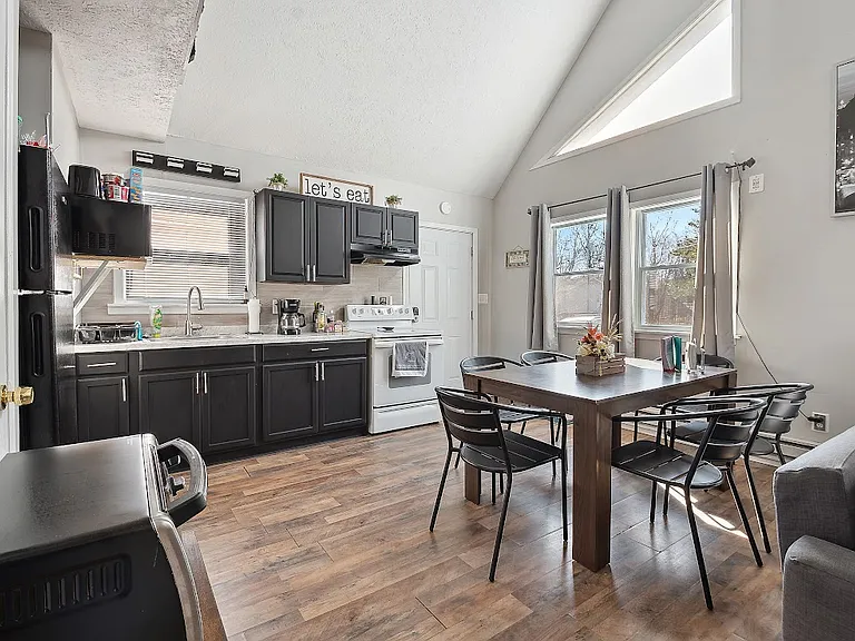1175 Tree Top Dr — Photo 2