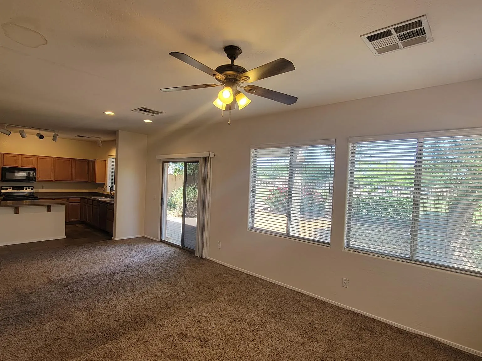 3 bed, 2.5 bath, 2159 sqft, $2,220 — Photo 4