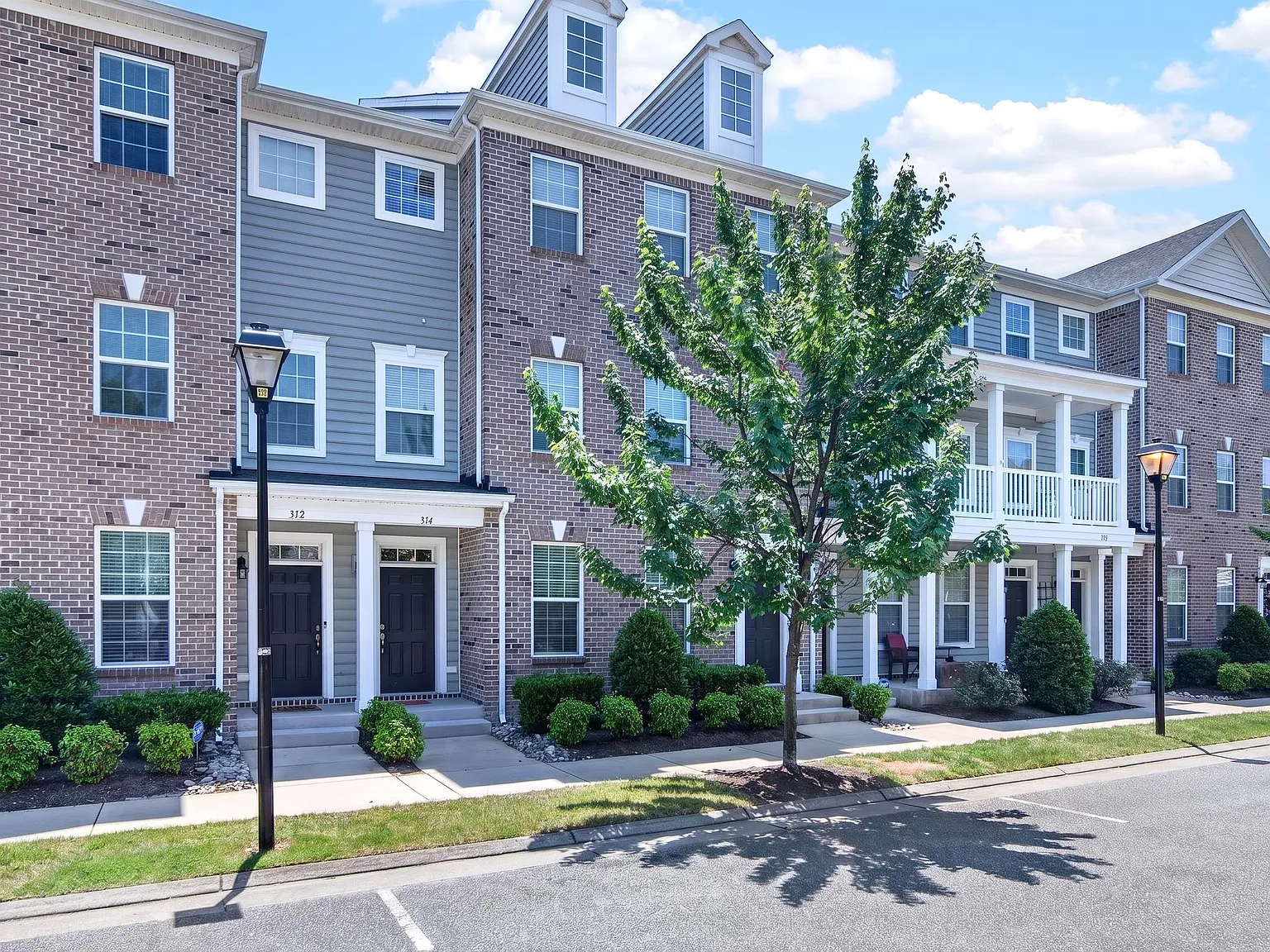 Beautiful 3-Bedroom Townhome in Hampton, VA | Available Sept 21 — Photo 1