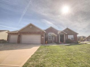 816 Indian Prairie Dr, Mascoutah, IL 62258
