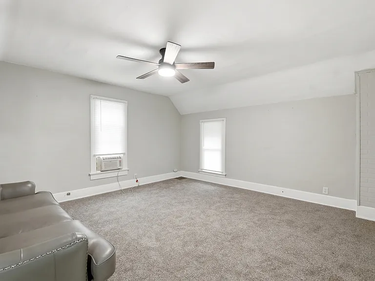 334 1/2 W 9th St #1 — Photo 6