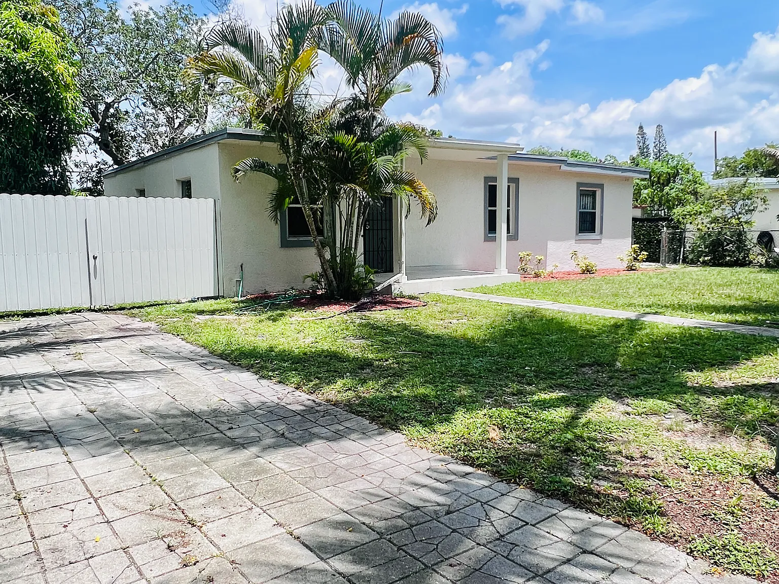 3 bed, 1000 sqft, $3,100 — Photo 2