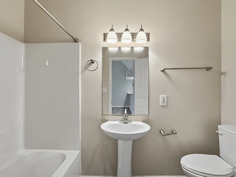 Sterling Pointe Apartments — Photo 17