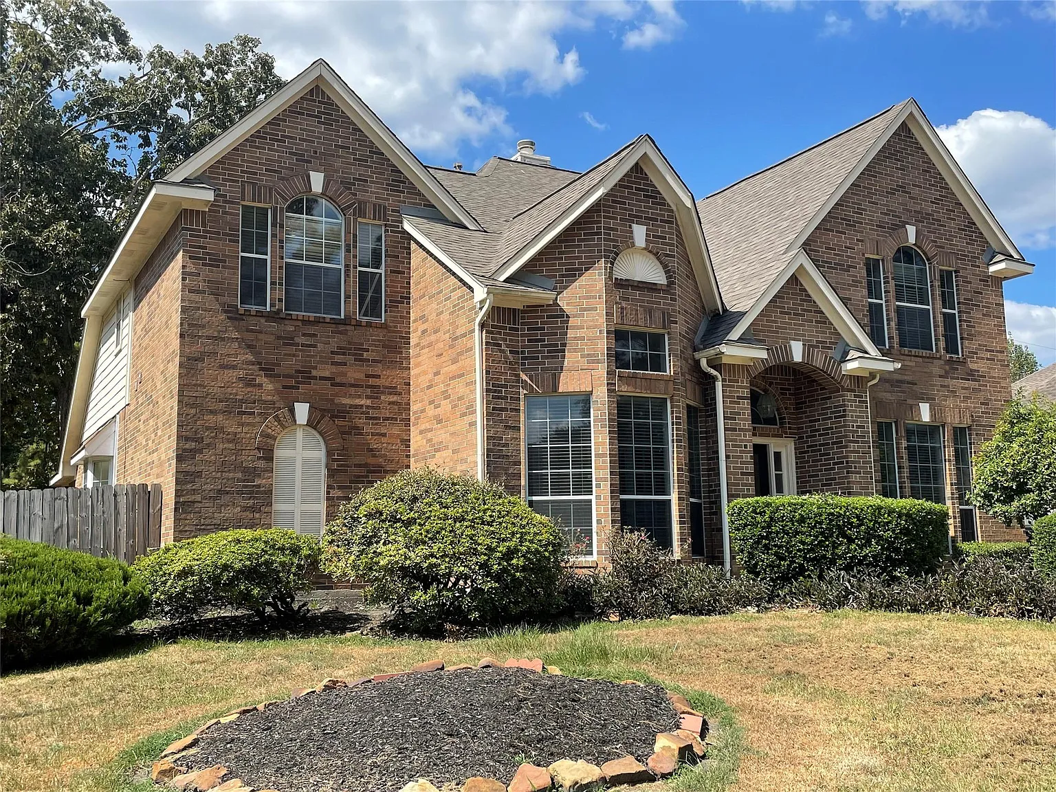 4 bed, 3.5 bath, 3264 sqft, $2,299 — Photo 2