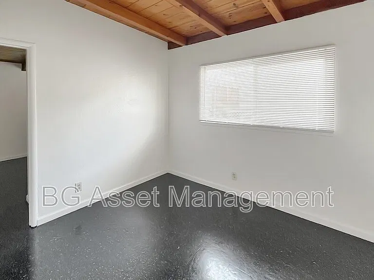 1526 Visalia Ave — Photo 14