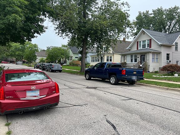 4th image of 833 Wolcott Ave