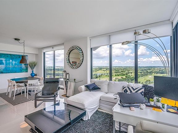 5th image of 5300 Paseo Dr #1714