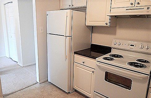 Chasemont Apartments - Kitchen 2