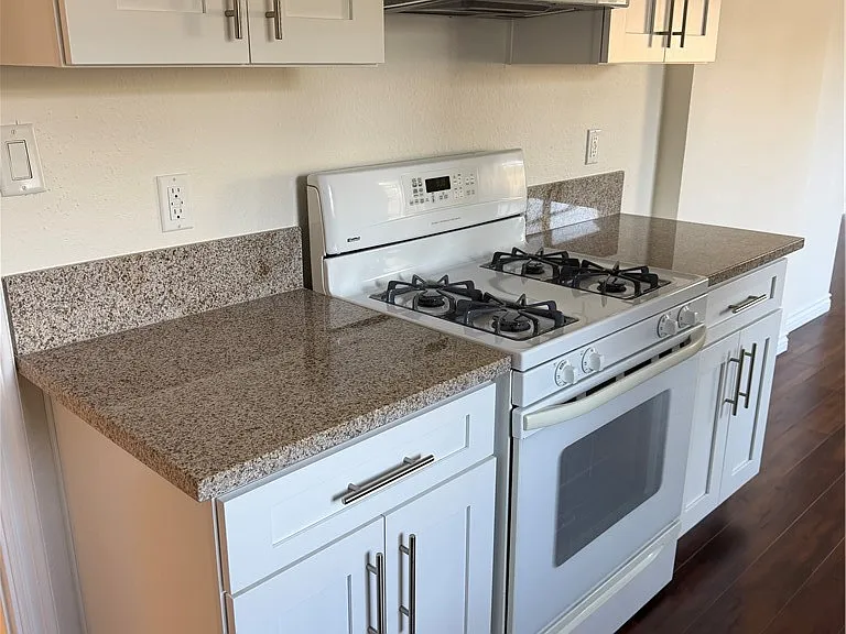 641 Corwin Ave — Photo 2
