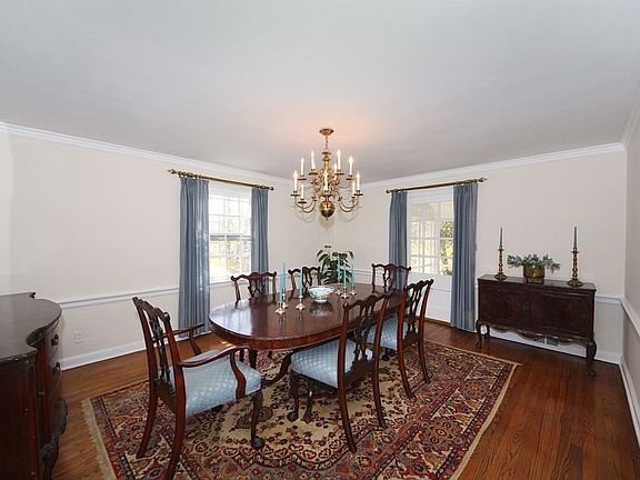 5th image of 10 Fox Hill Ln
