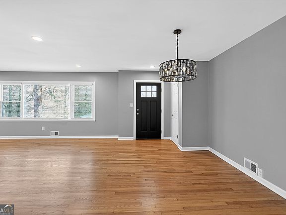 5th image of 2555 Graywall St