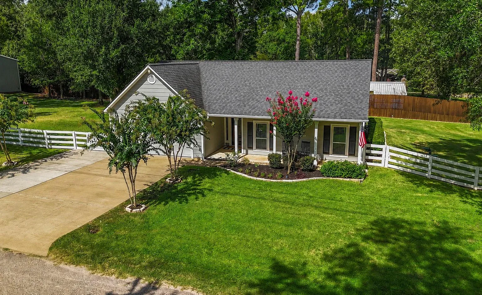 3 bed, 2.0 bath, 1689 sqft, $2,400 — Photo 2