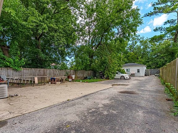 3rd image of 15117 Vine Ave