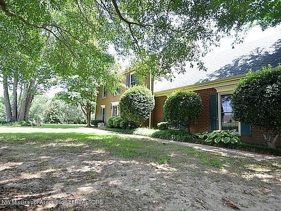 3rd image of 8925 Deer Creek Ln