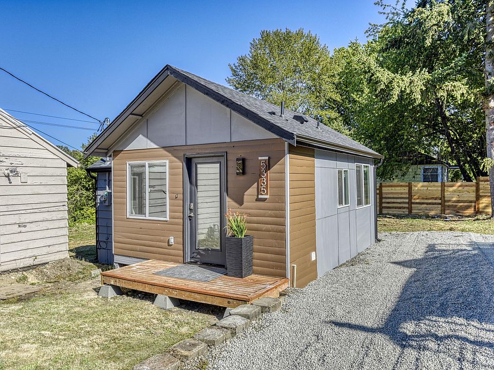 Welcome to the modern 1 bed / 1 bath Tiny 390 sq ft home! Experience the tiny home living! Quiet and private neighborhood. Excellent Location!