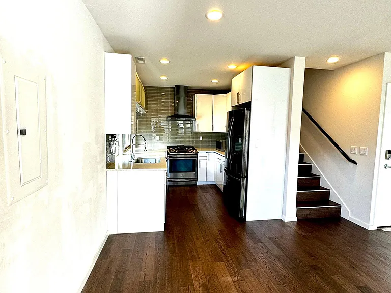 1541 Valentine Pl S — Photo 2