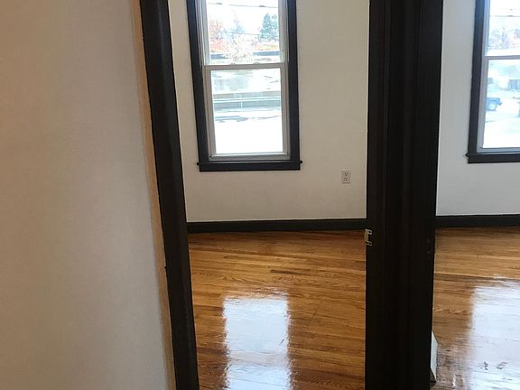 4th image of 140 Conklin Ave