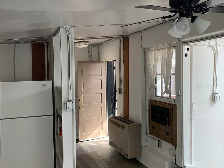 Updated Studio in EDO - Vaulted Ceiling, Great Natural Light — Photo 5