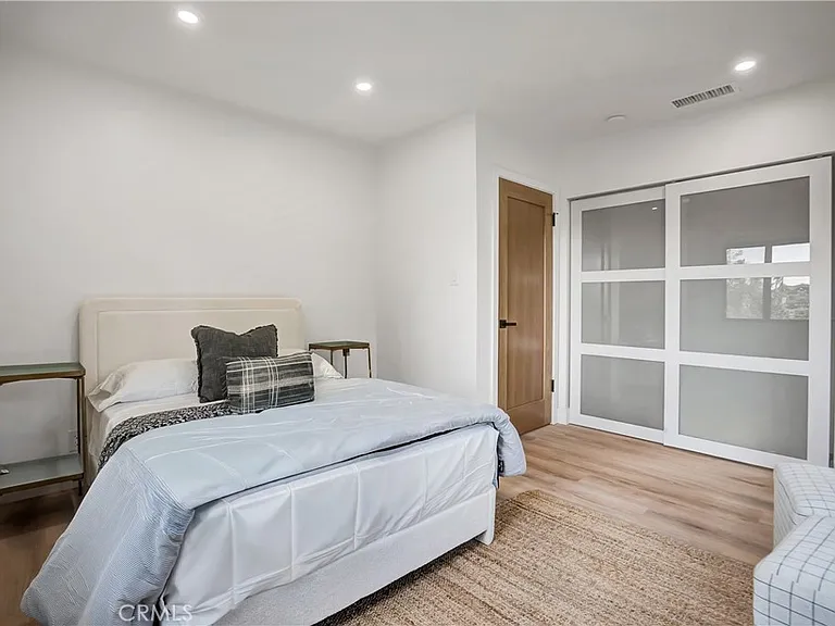 1145 S Longwood Ave — Photo 53