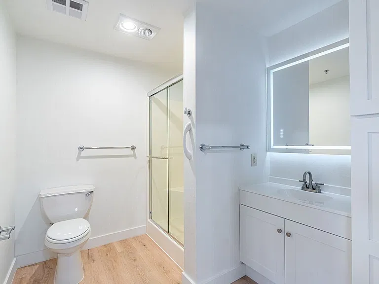 Eastwood Apartments — Photo 93