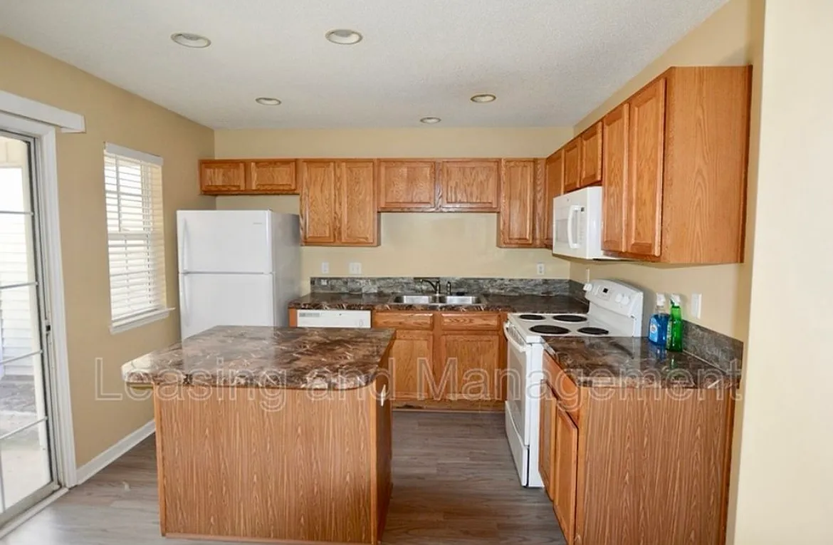 3 bed, 2.5 bath, 1287 sqft, $1,800 — Photo 2