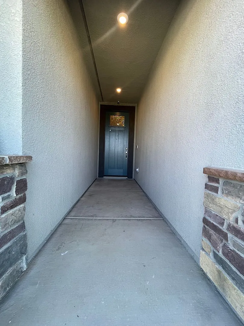 Newer and Ready Move In 4 Bedroom, 2 Bath — Photo 2