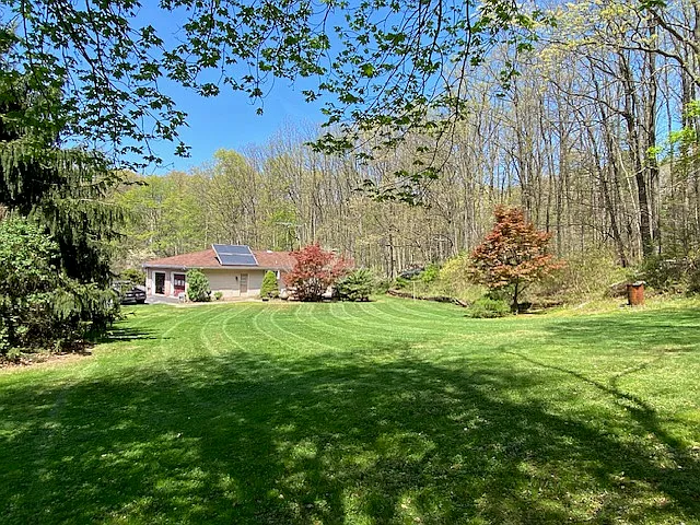 106 Baldwin Rd — Photo 2