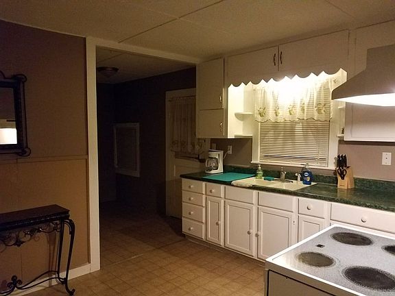 3rd image of 438 Thompson Pl