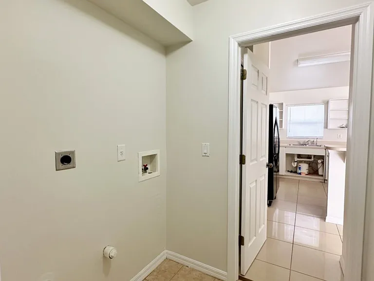 2034 NE 8th Pl — Photo 17