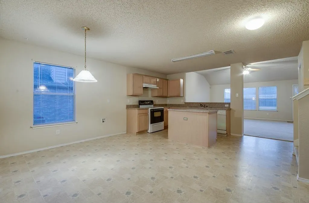 Beautiful home with spacious open floor plan. Great for entertaining. Family kitchen overlooking ... — Photo 4