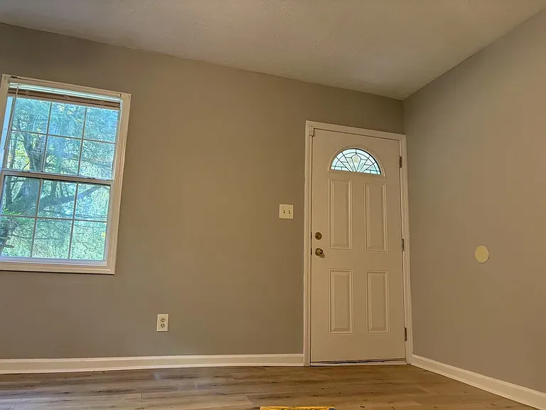 1437 S Indian Creek Dr #H — Photo 2