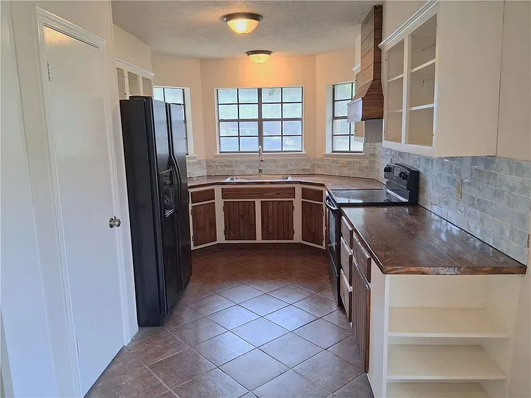 3303 Dallis Dr — Photo 4