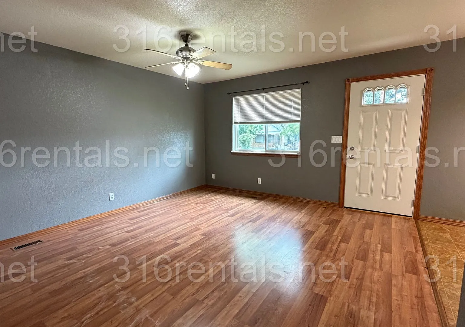 421 E 15th - 3 Bed 1 Bath $1,275.00 — Photo 2