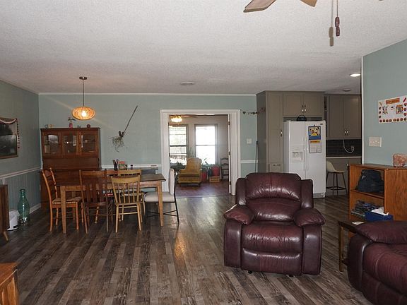 5th image of 160 Cloverdale Blvd