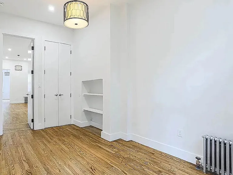 352 Melrose St #1R — Photo 8
