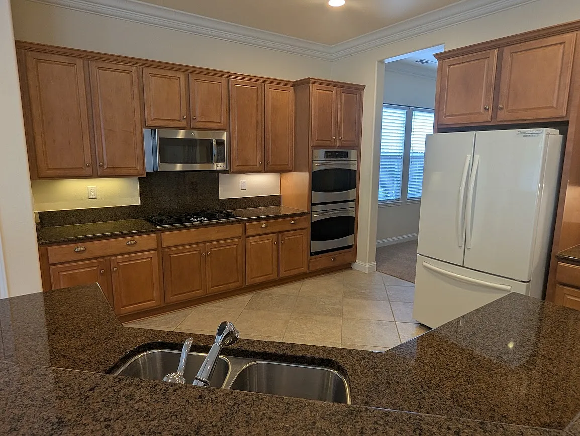 3 bed, 2.5 bath, 2385 sqft, $2,995 — Photo 4