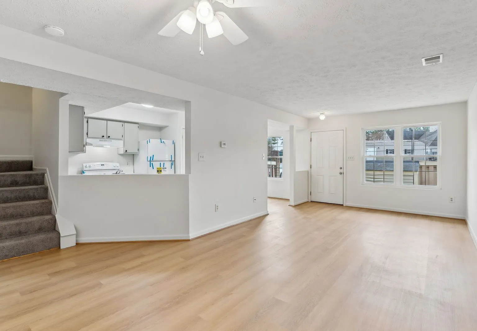 3 bed, 3.0 bath, 1608 sqft, $2,300 — Photo 2