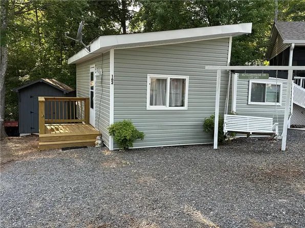 162 Clubhouse Dr, New London, NC 28127