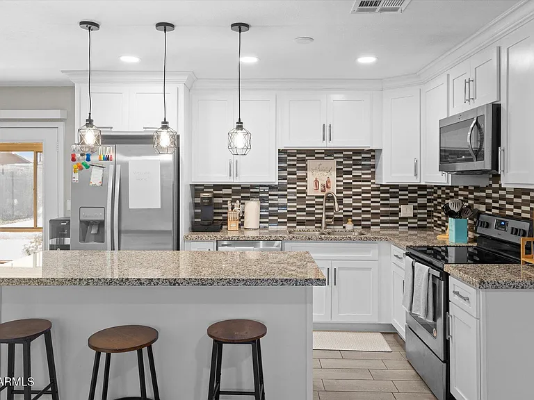 1211 W Palomino Dr — Photo 3